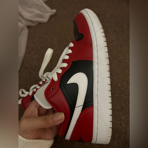 Woman’s Jordan 1 Low Chicago - Picture 5 of 8